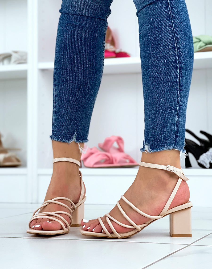 Sandales beiges à talon et multiples lanières
