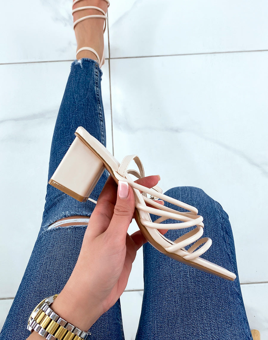 Sandales beiges à talon et multiples lanières