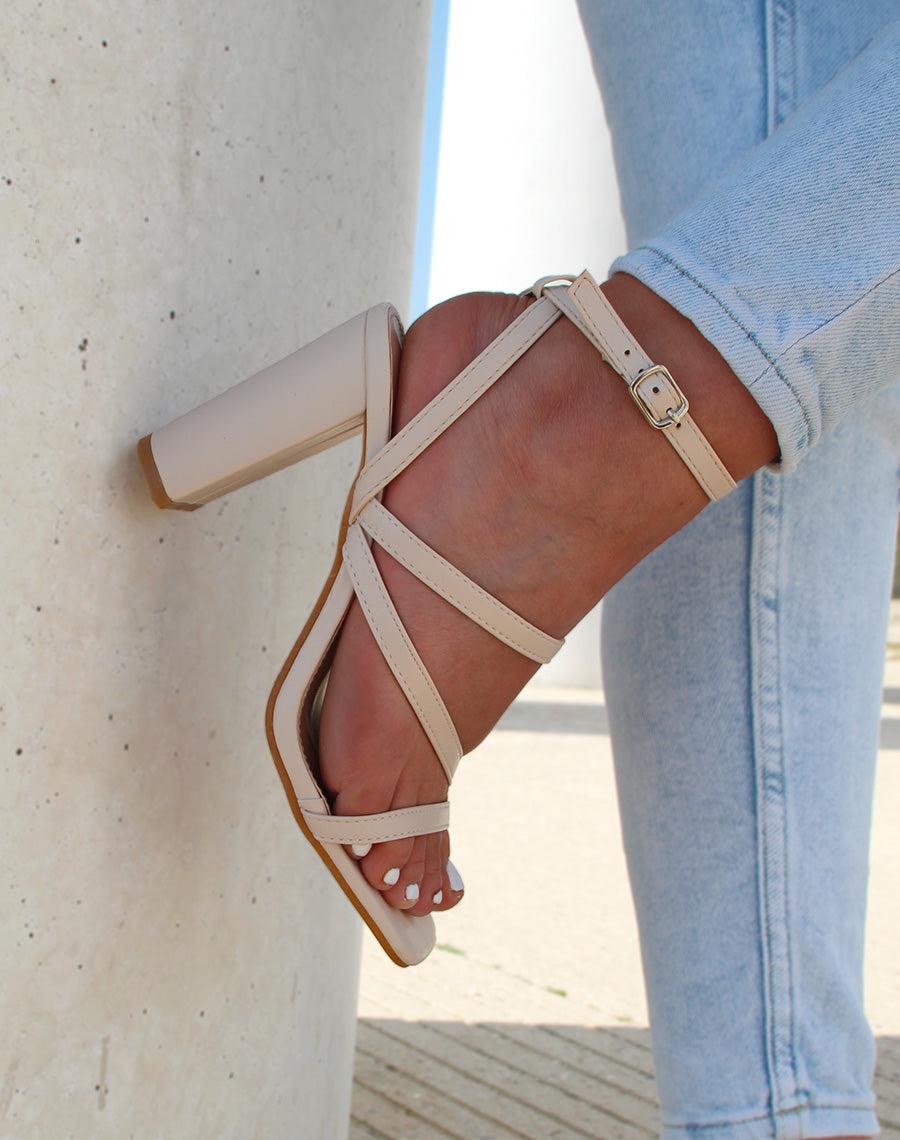 Sandales beiges à talon et triple bride