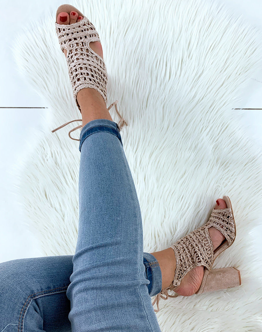 Sandales beiges à talons carrés et à lacets bi-matières