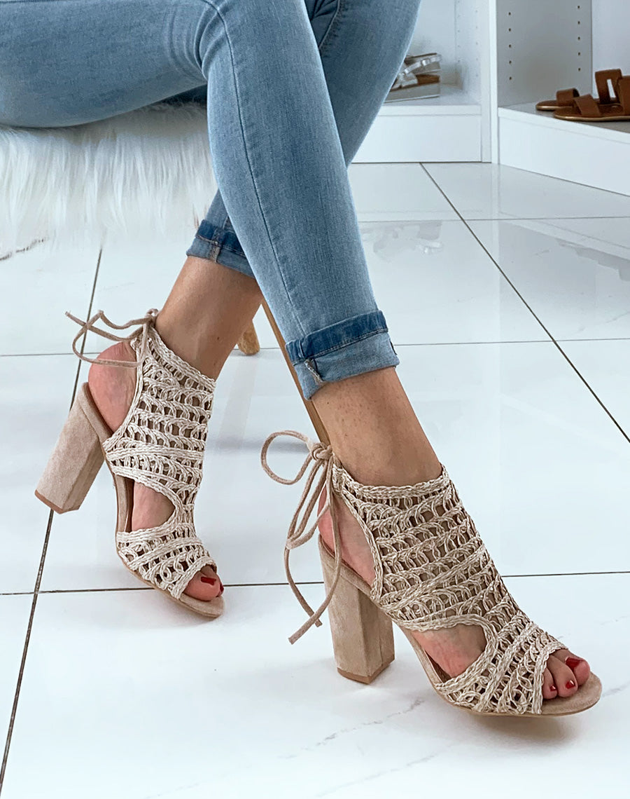 Sandales beiges à talons carrés et à lacets bi-matières