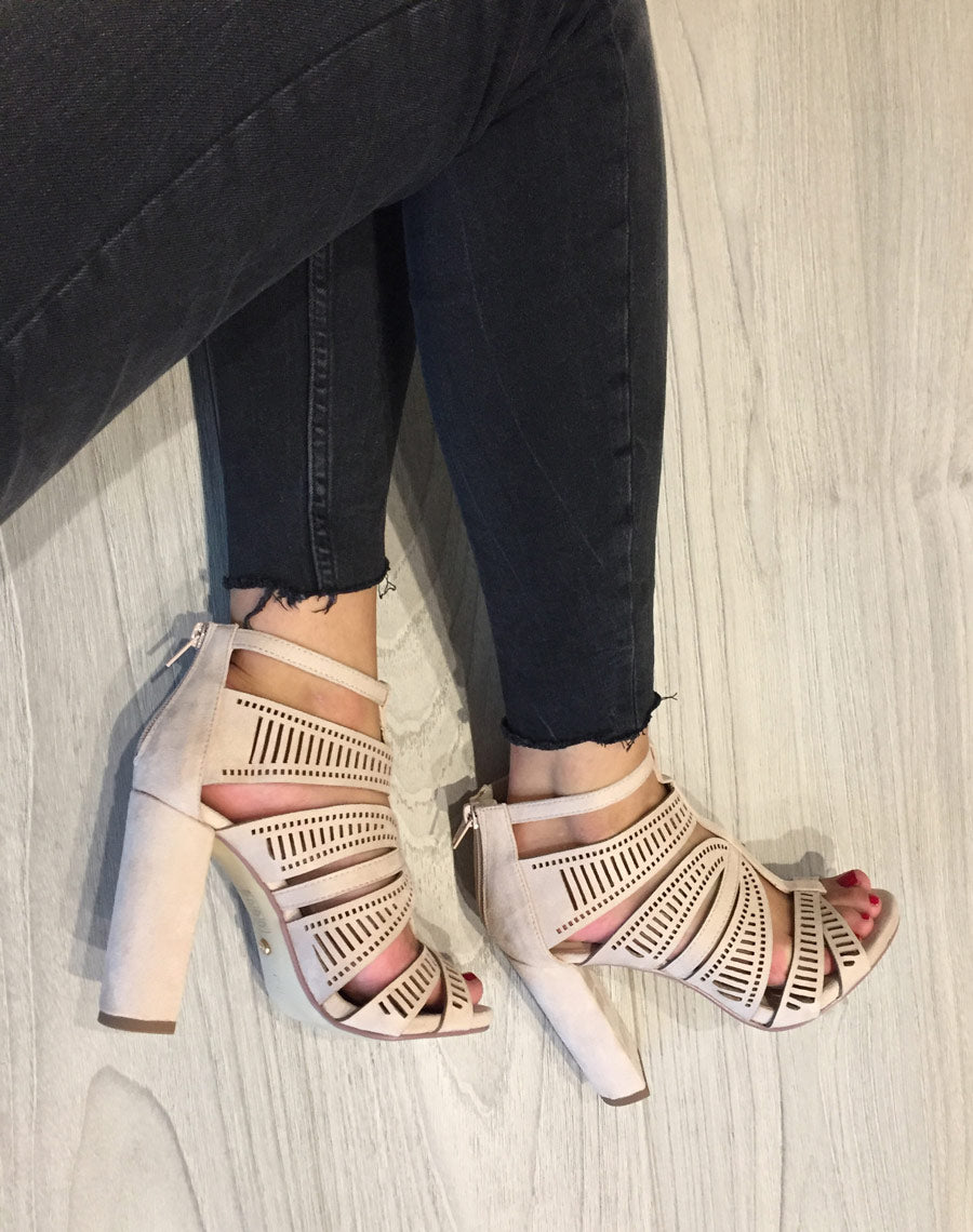Sandales beiges à talons & détails multiples