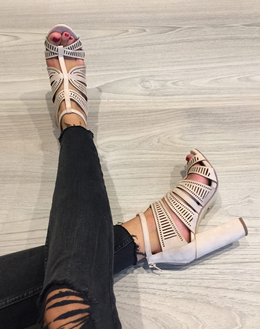 Sandales beiges à talons & détails multiples