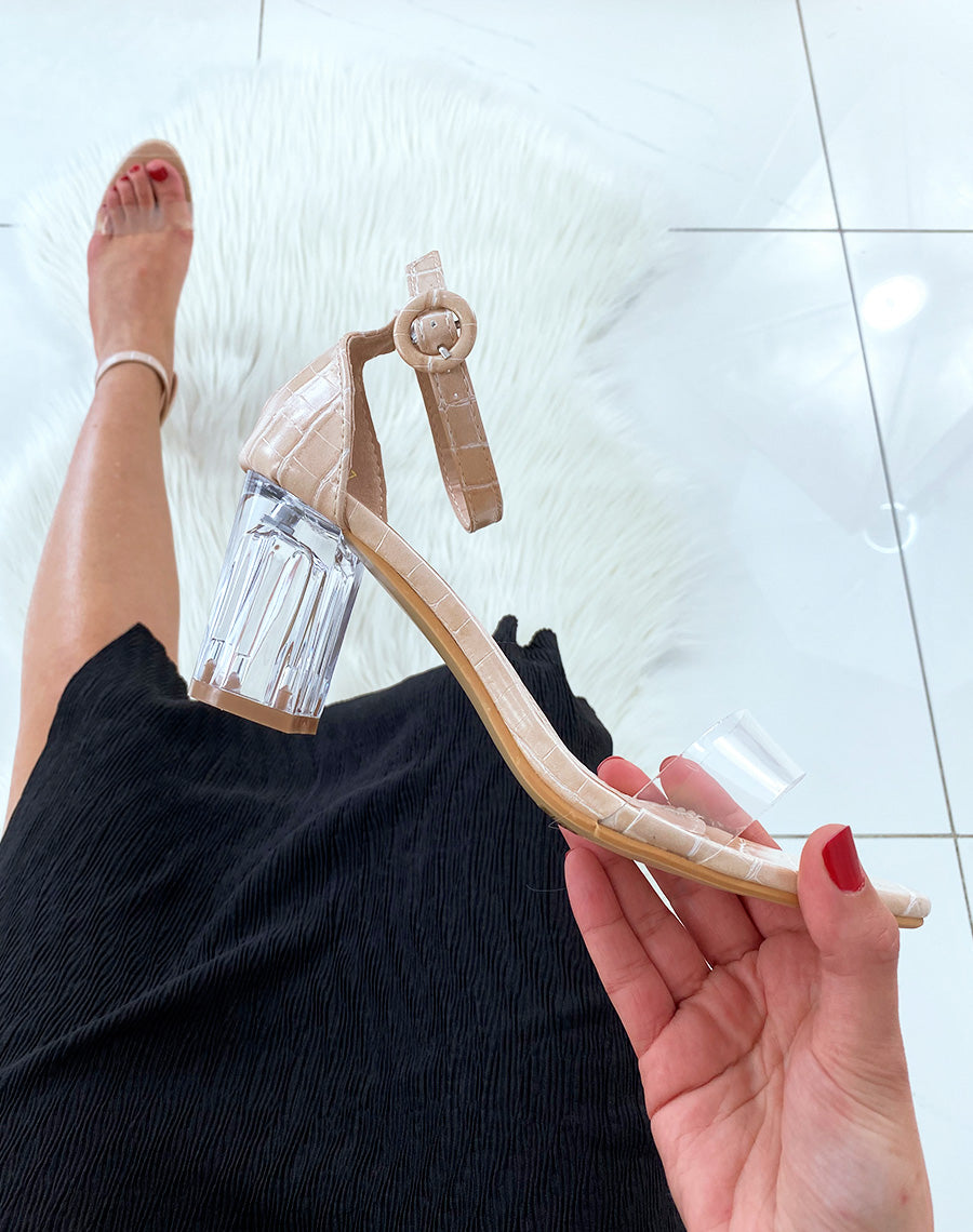Sandales beiges à talons et brides transparentes