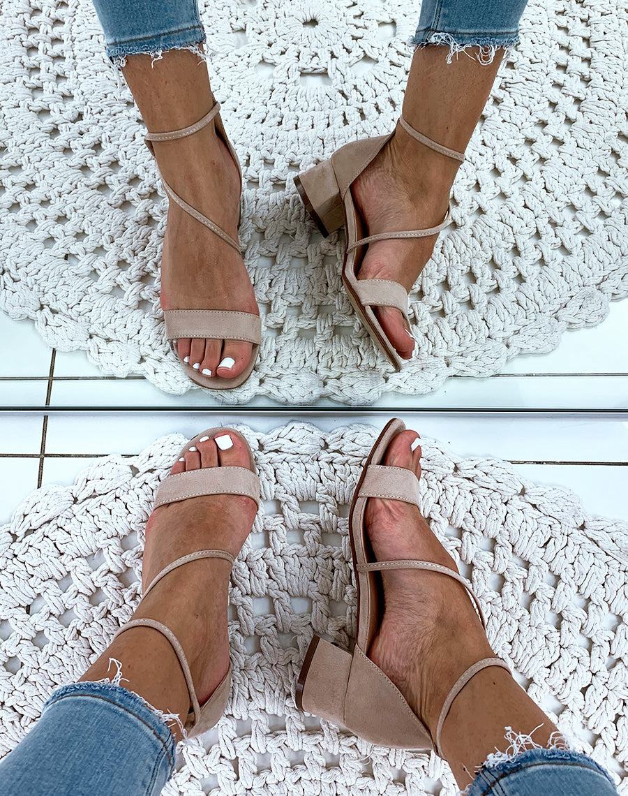 Sandales beiges à talons et à lanières entrecroisées