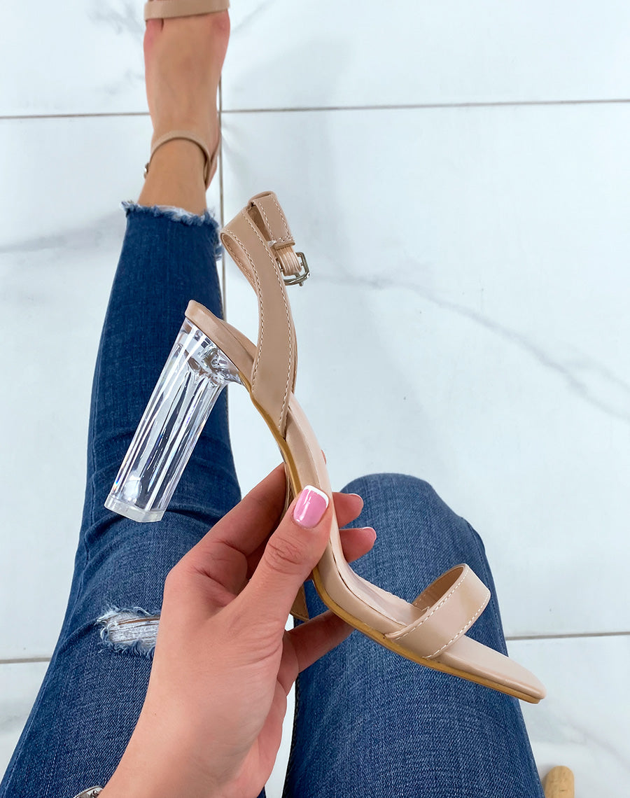 Sandales beiges à talons hauts et transparents