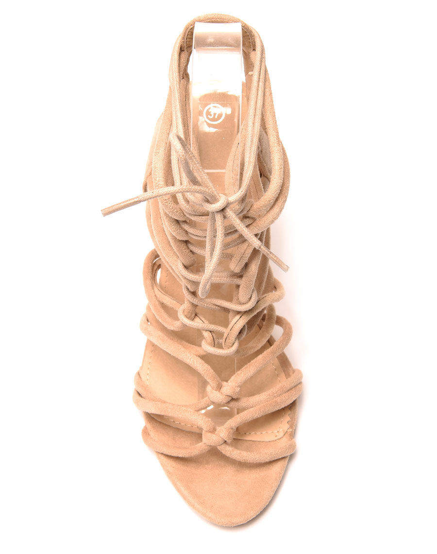 Sandales beiges à talons lacées en suédine