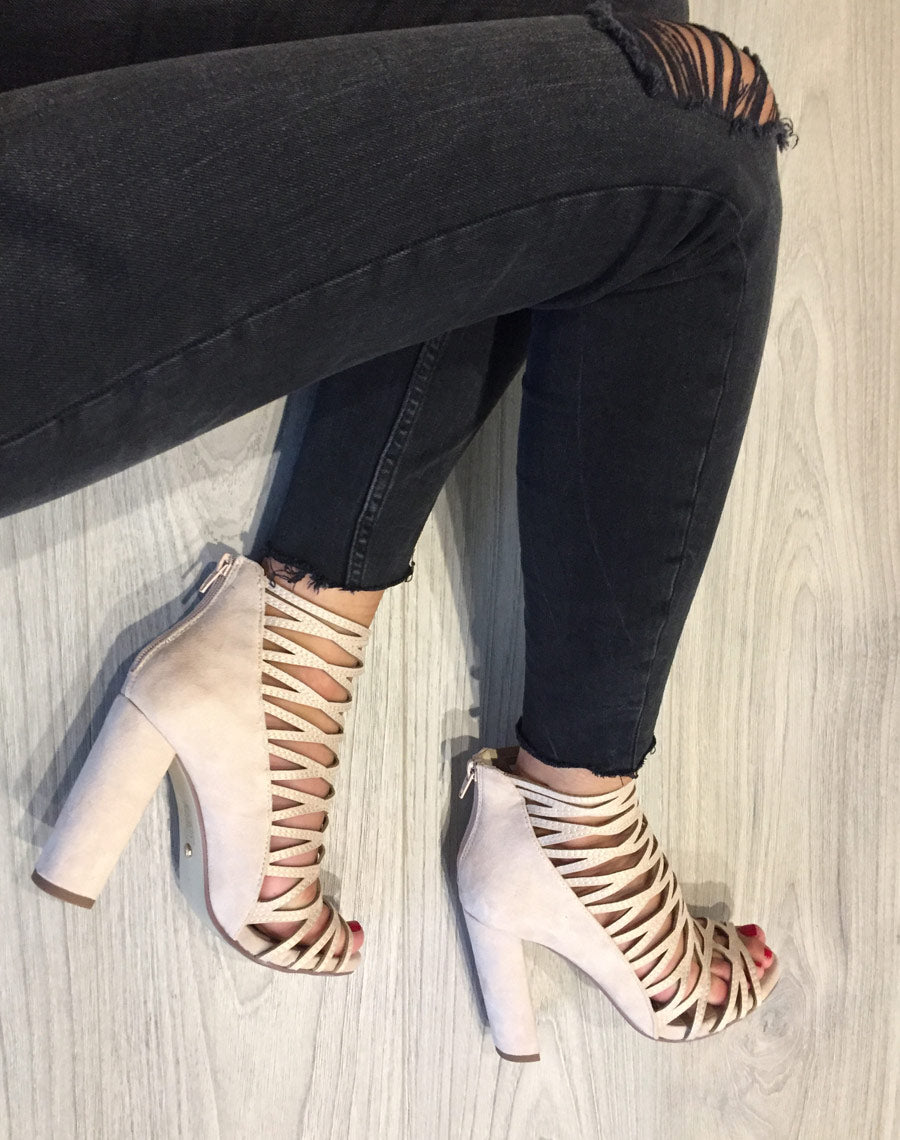 Sandales beiges à talons & multiples lanières croisées