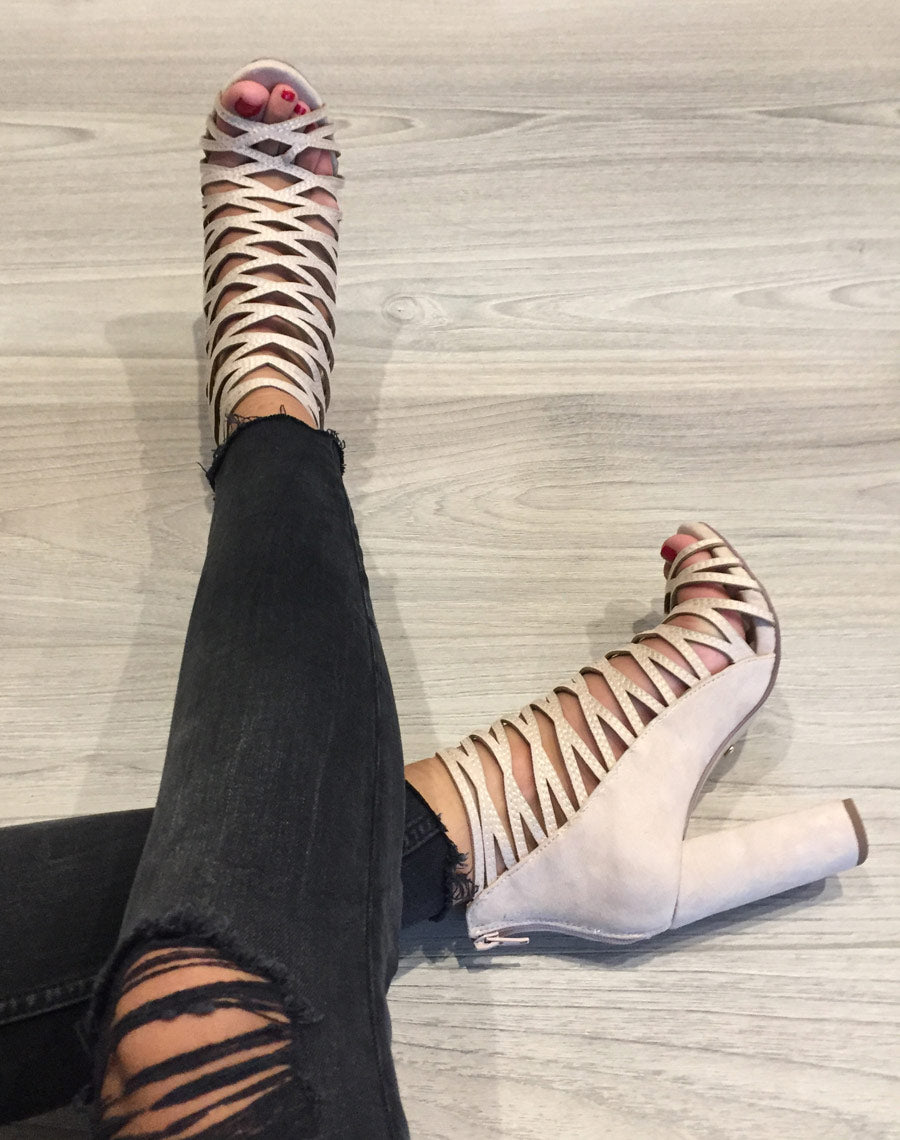 Sandales beiges à talons & multiples lanières croisées