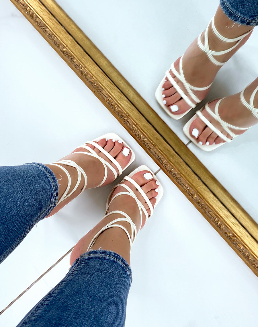 Sandales beiges vernies à lanières entrecroisées et talon aiguille