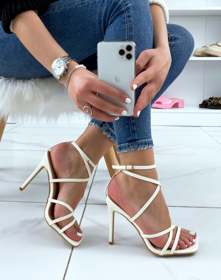 Sandales beiges vernies à lanières entrecroisées et talon aiguille