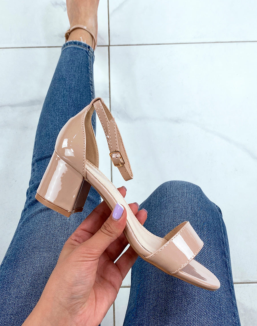 Sandales beiges vernies à petits talons carrés