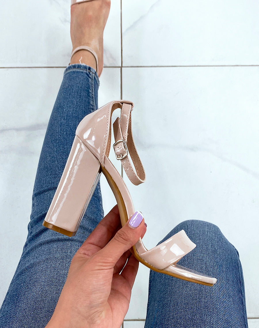 Sandales beiges vernies à talon carré et bride courbée