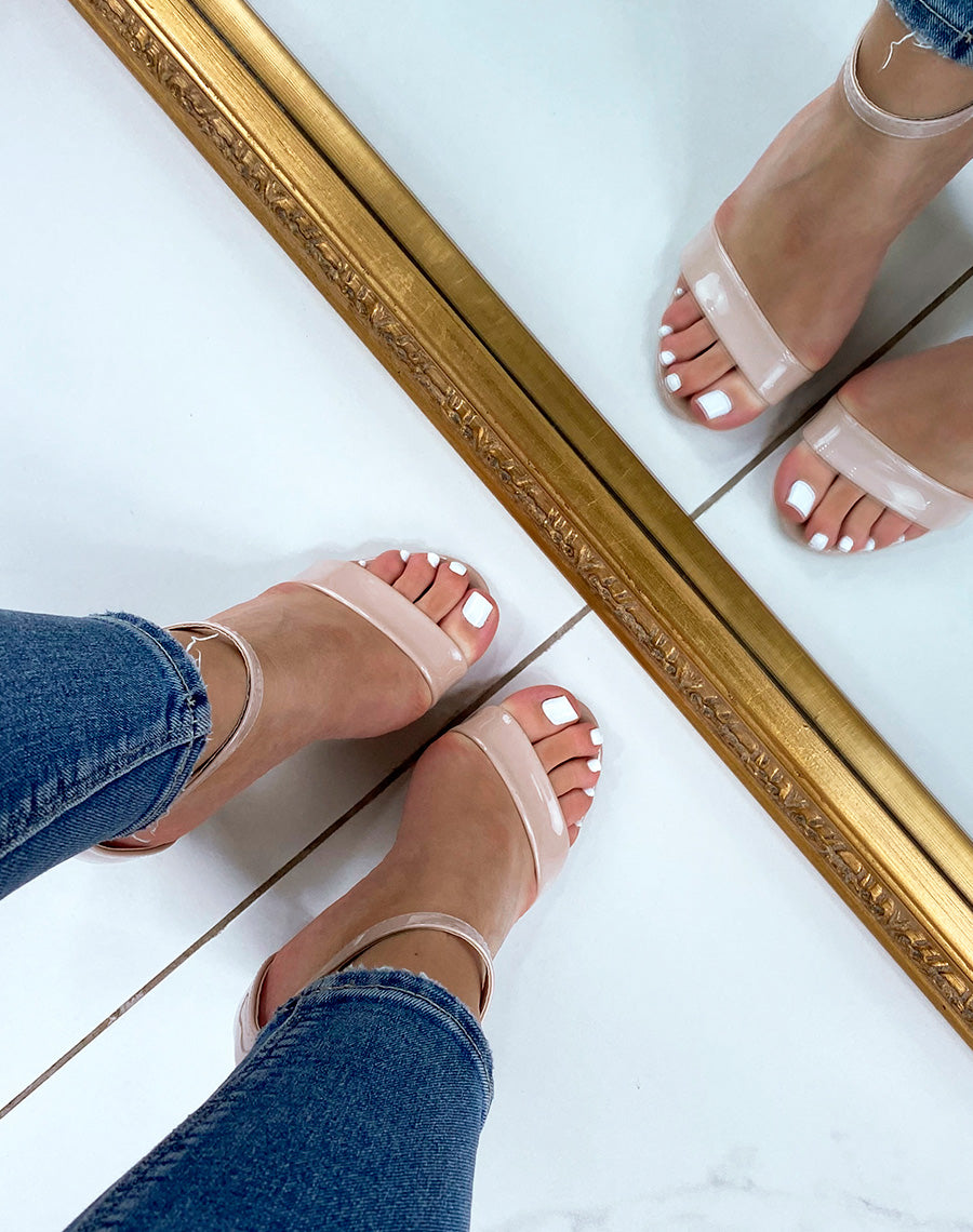 Sandales beiges vernies à talon carré et bride courbée