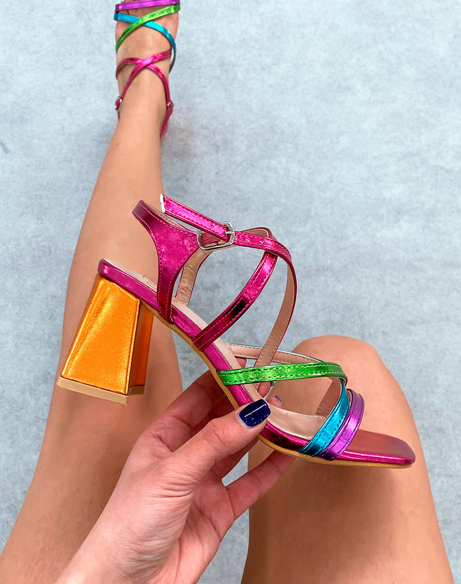 Sandales bi-couleurs entrecroisées à talons épais
