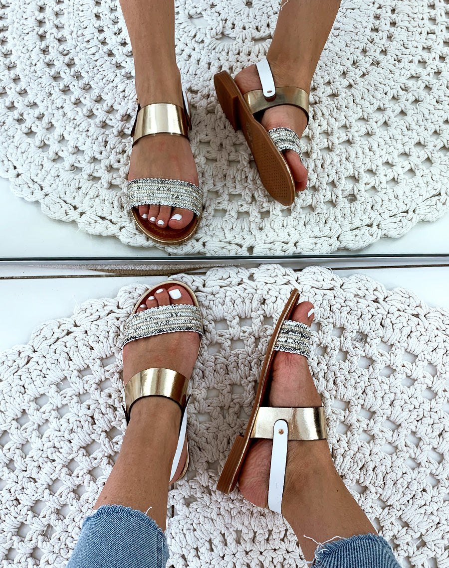 Sandales blanches avec grosse bride dorée