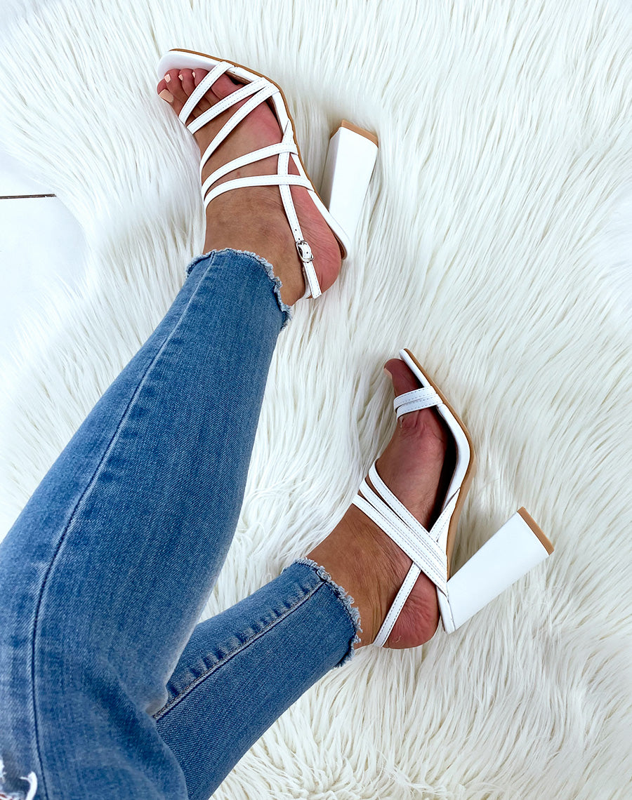 Sandales blanches à brides fines et talon carré