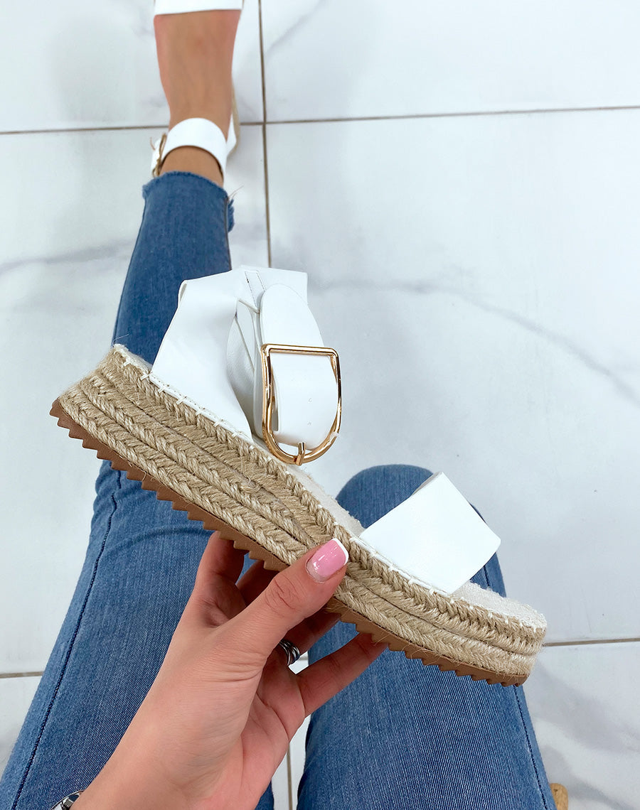 Sandales blanches à brides épaisses et semelle en toile de jute