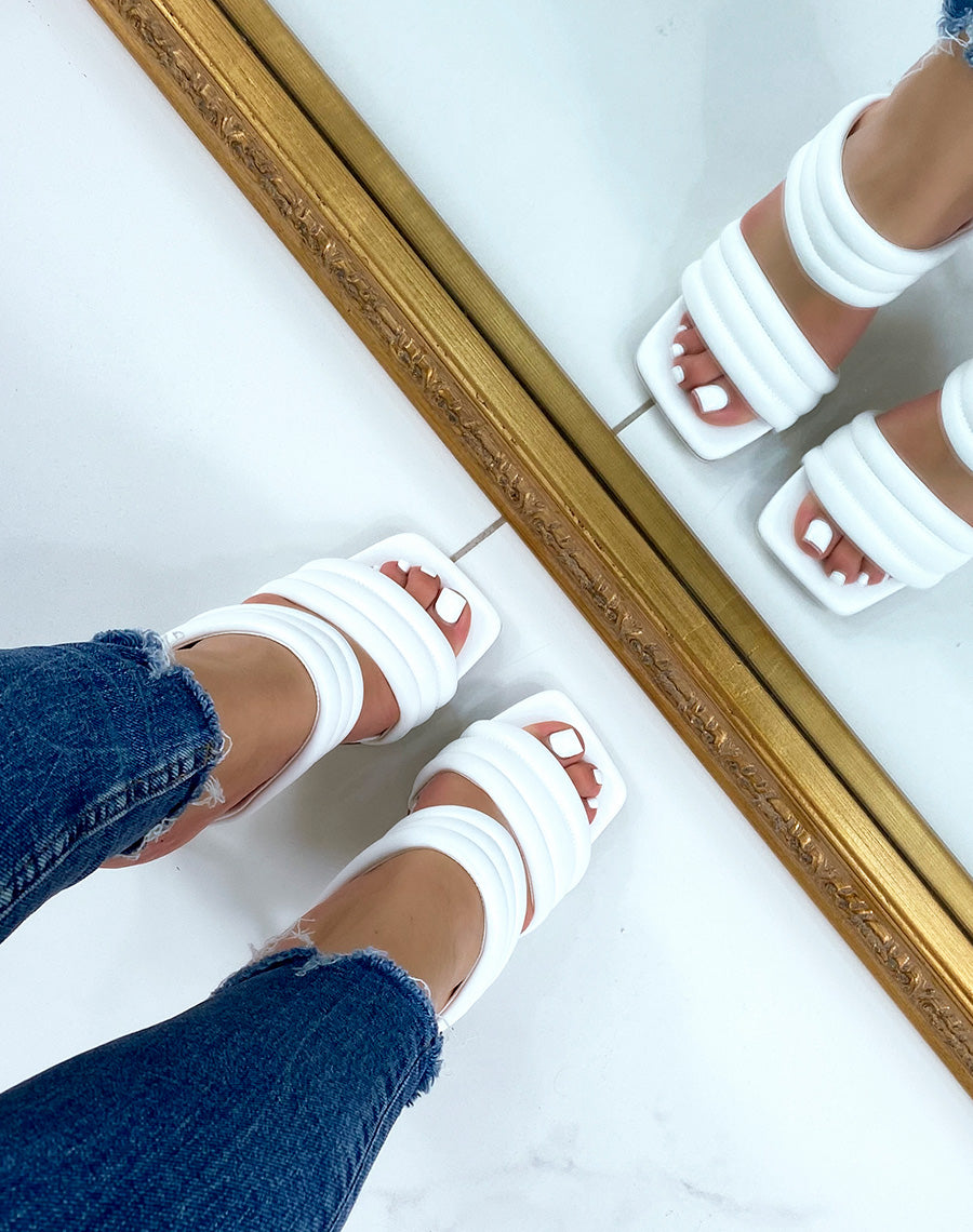 Sandales blanches à brides épaisses et talon aiguille