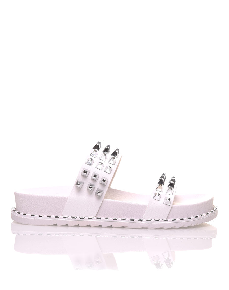 Sandales blanches à clous carrés