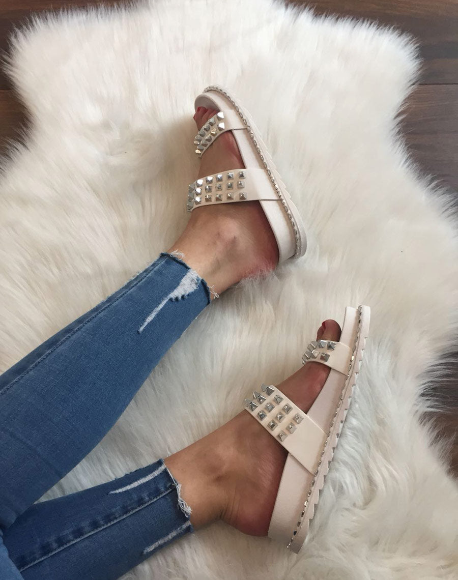 Sandales blanches à clous carrés