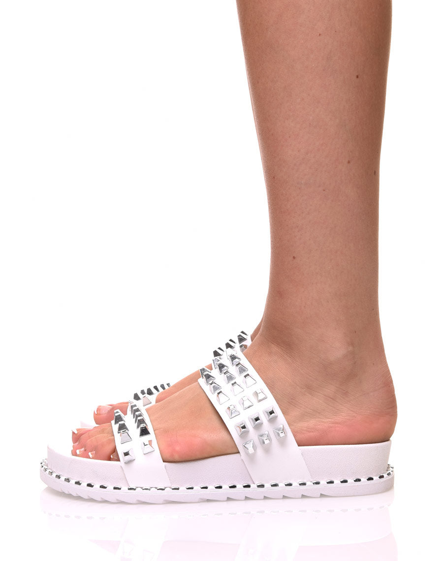Sandales blanches à clous carrés