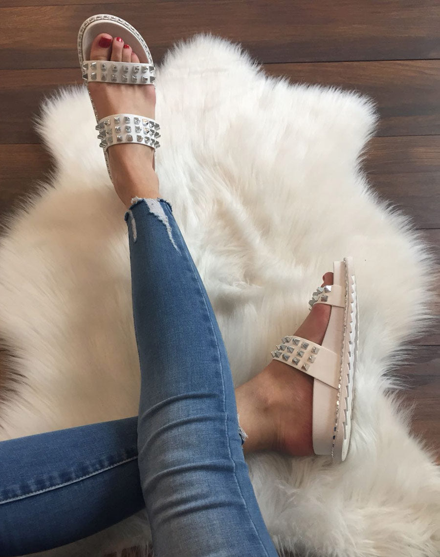 Sandales blanches à clous carrés