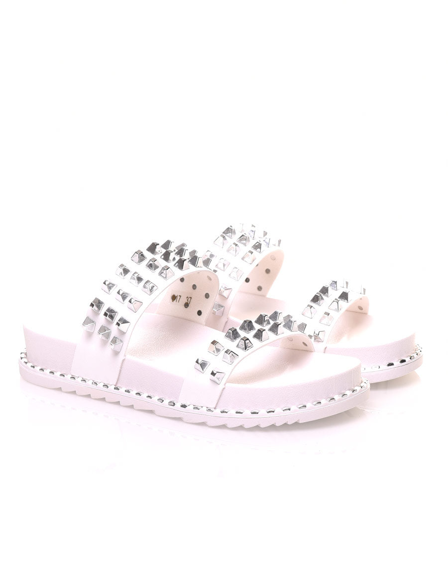 Sandales blanches à clous carrés