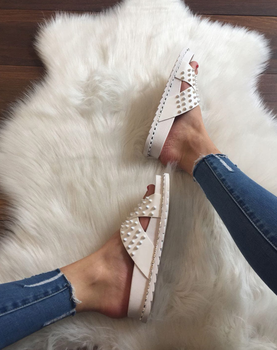 Sandales blanches à clous croisés
