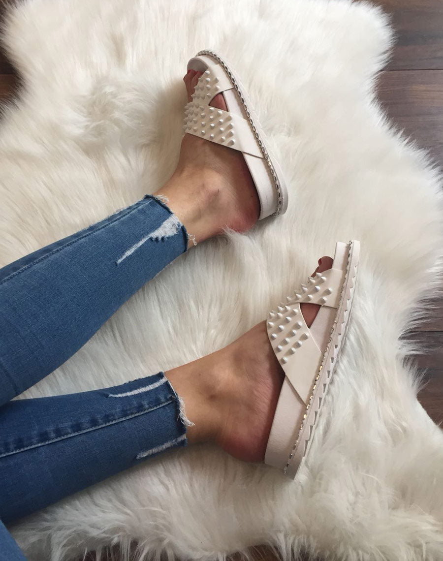 Sandales blanches à clous croisés