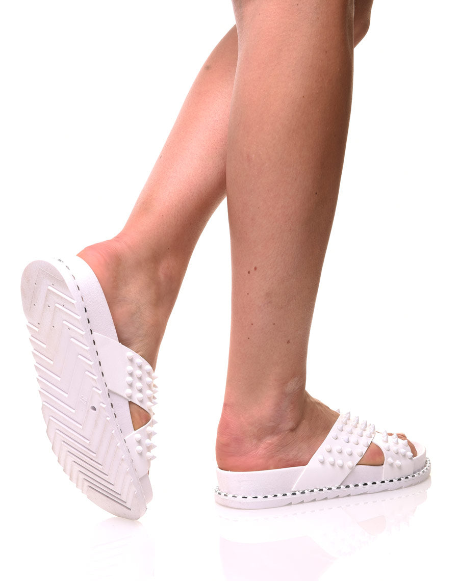 Sandales blanches à clous croisés