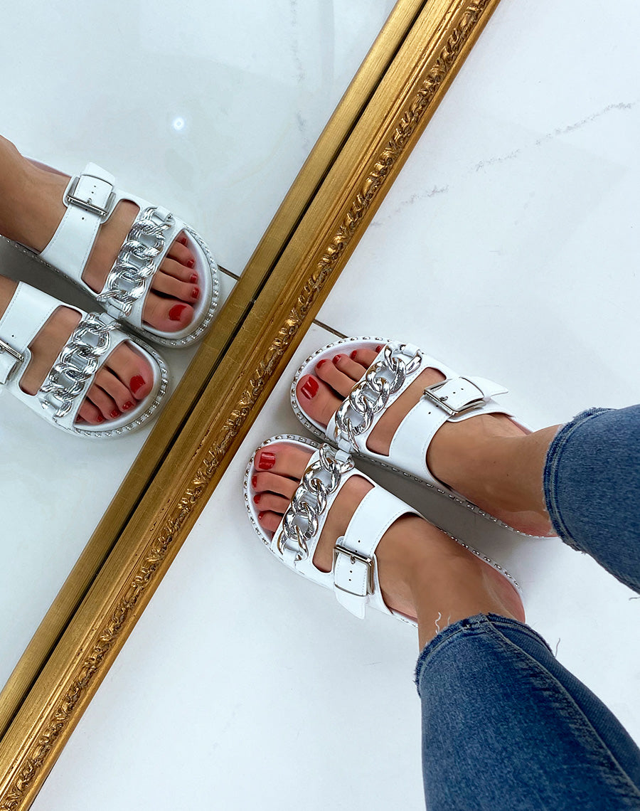 Sandales blanches à doubles brides et chaîne argentée