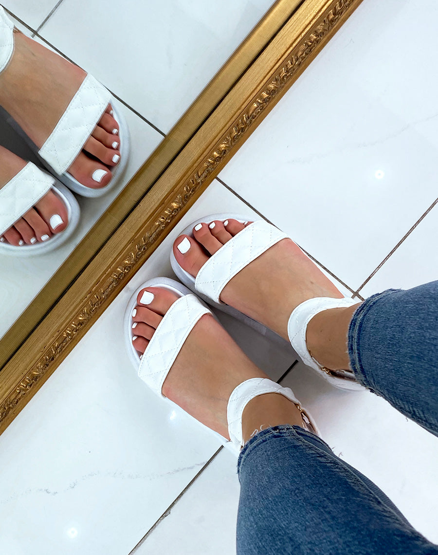 Sandales blanches à doubles brides matelassées