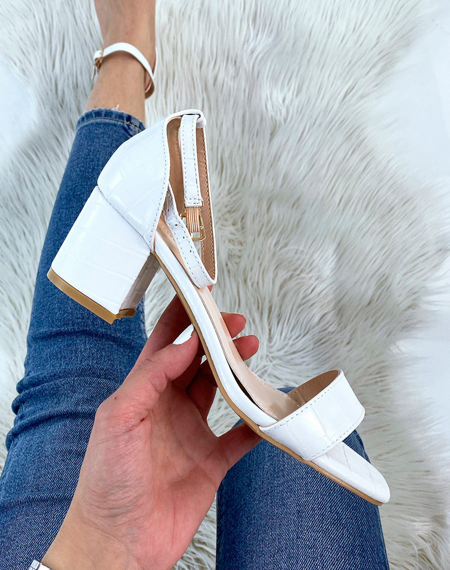 Sandales blanches effet croco à petit talon