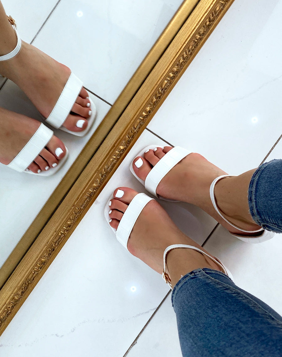 Sandales blanches effet croco à petit talon