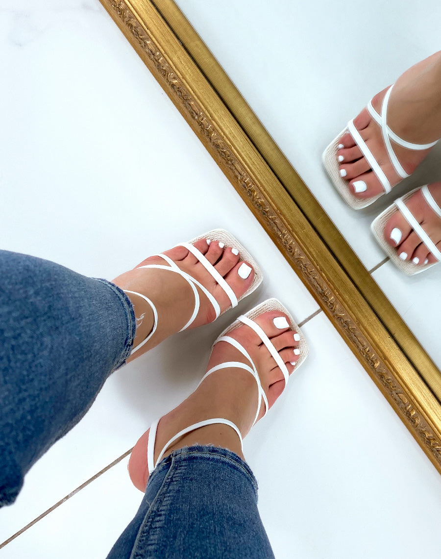 Sandales blanches à fine bride et intérieur toile de jute et talon aiguille