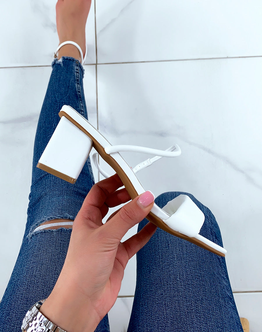 Sandales blanches lacées à petit talon