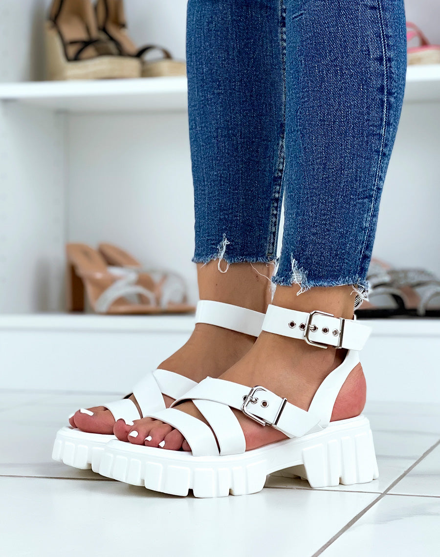 Sandales blanches à lanières épaisses et semelle crantée