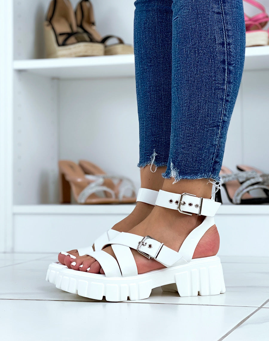Sandales blanches à lanières épaisses et semelle crantée