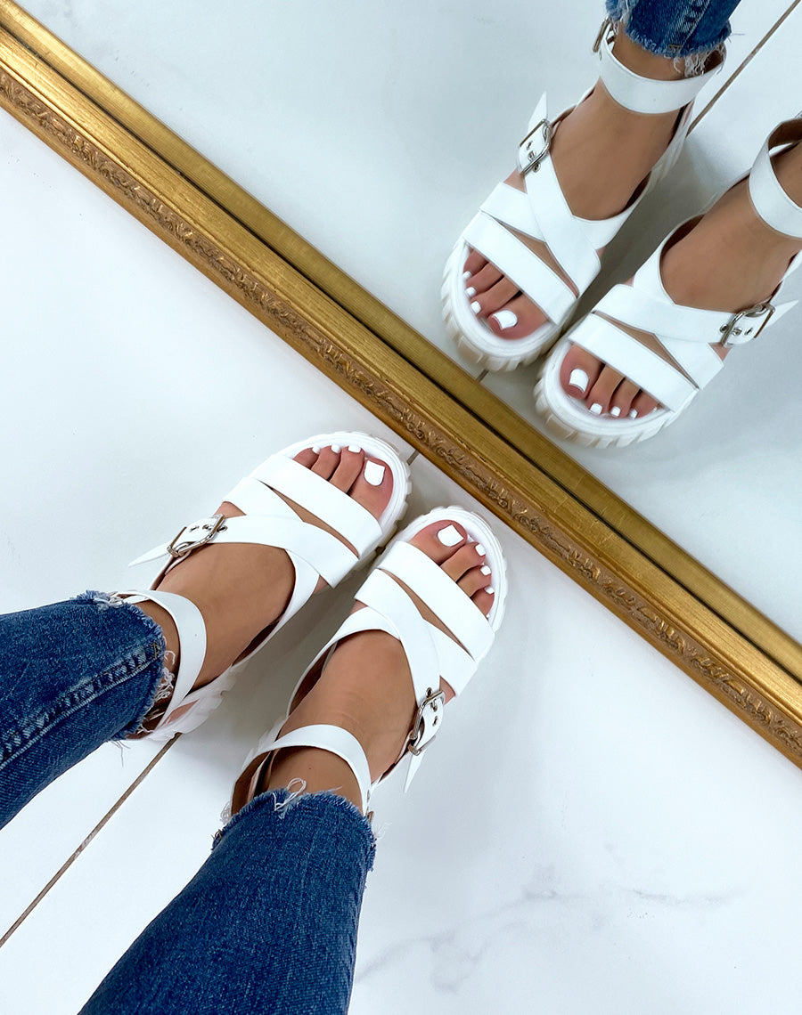 Sandales blanches à lanières épaisses et semelle crantée