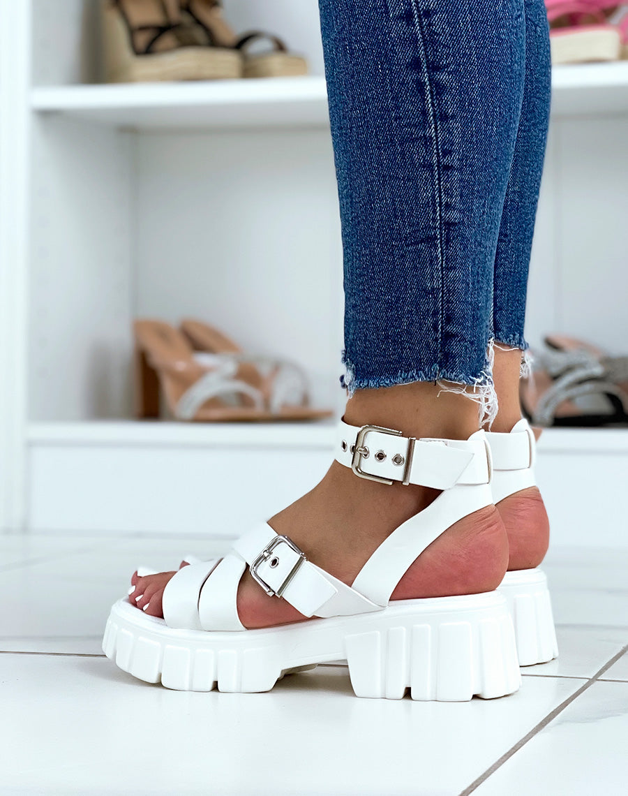 Sandales blanches à lanières épaisses et semelle crantée