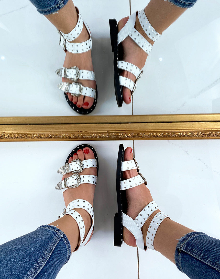Sandales blanches à multiples brides ajustables cloutées