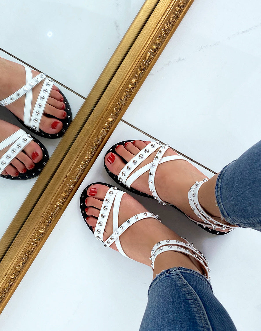 Sandales blanches à multiples brides entrecroisées cloutées