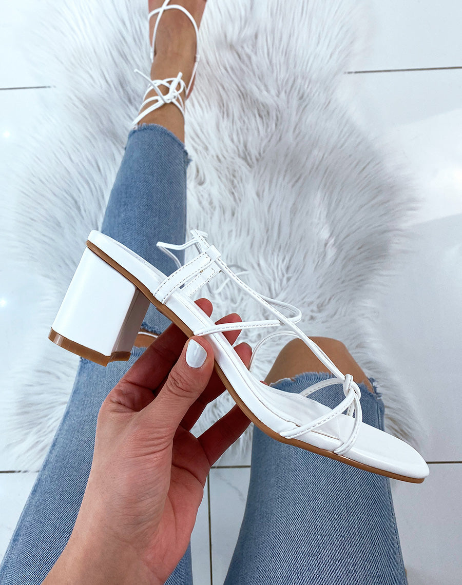 Sandales blanches à petit talon et multiples lanières