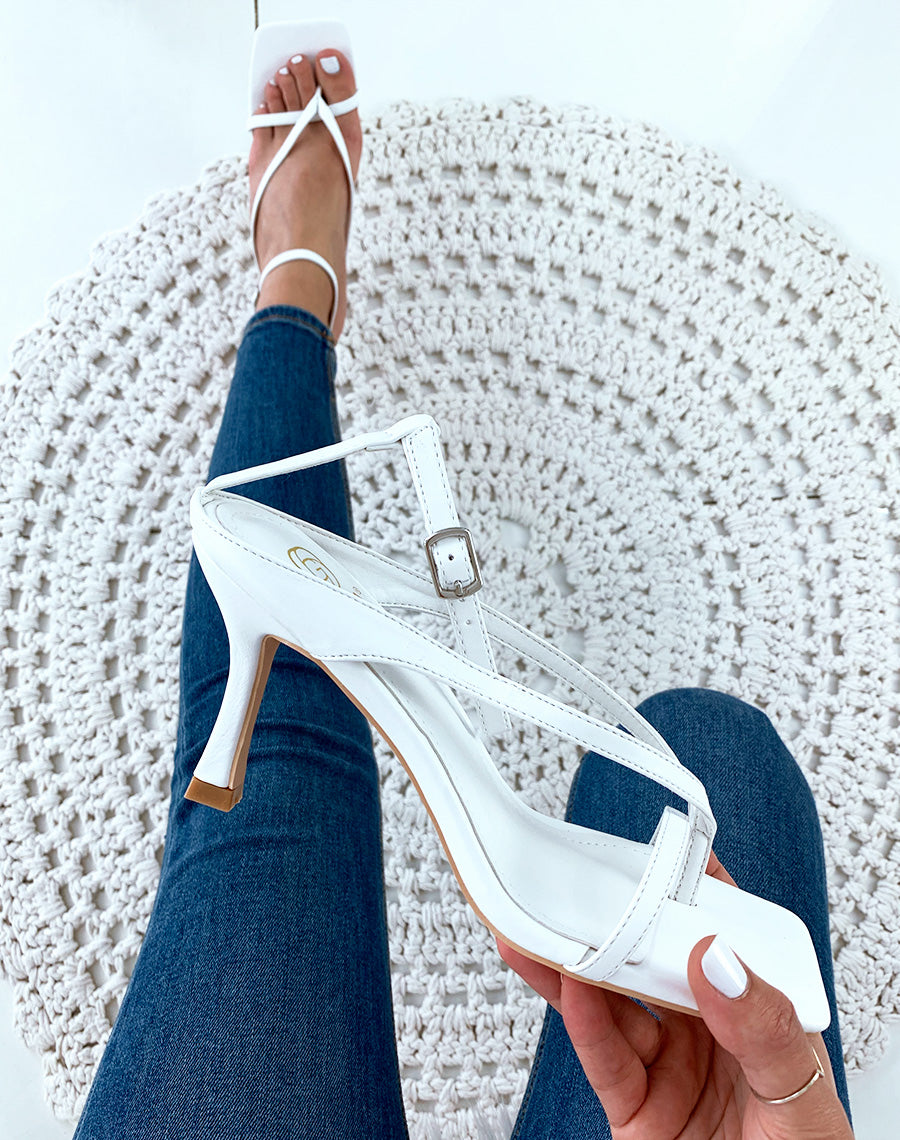 Sandales blanches pointure larges et talon fin trapèze