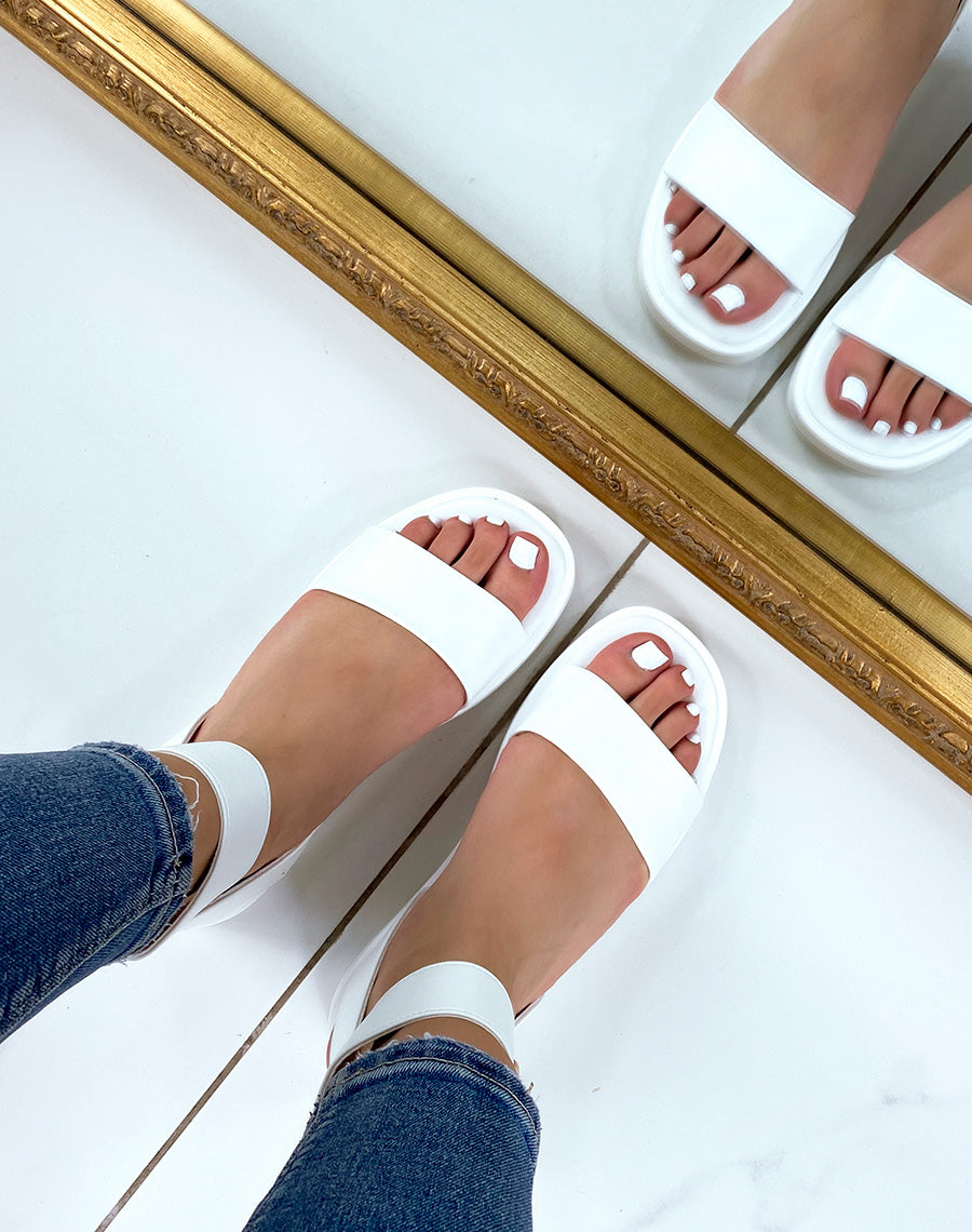 Sandales blanches à semelle et brides épaisses