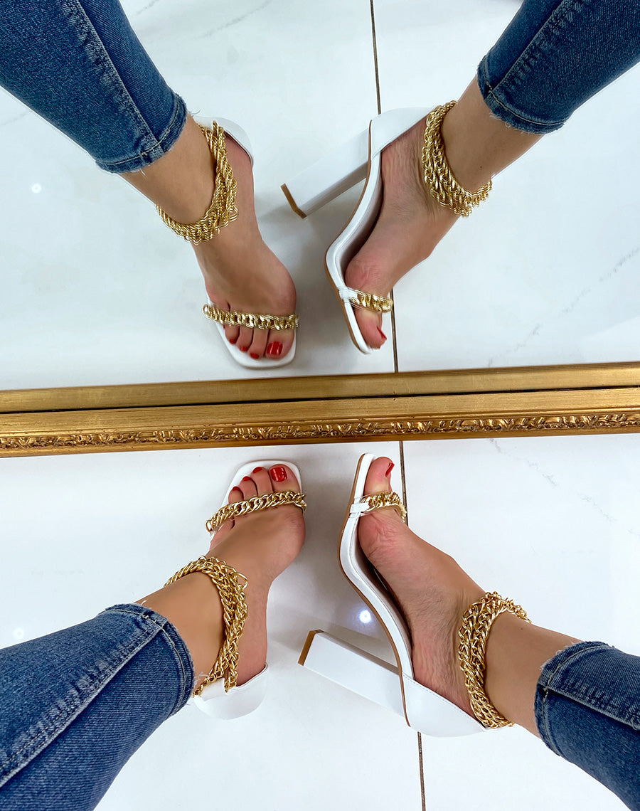 Sandales blanches à talon carré à chaînes dorées