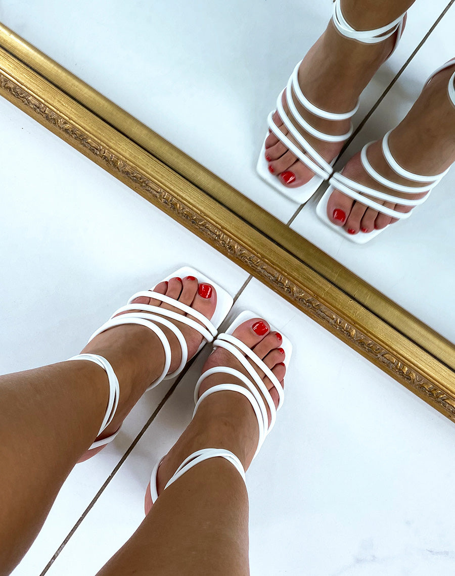 Sandales blanches à talon et lanières entrecroisées