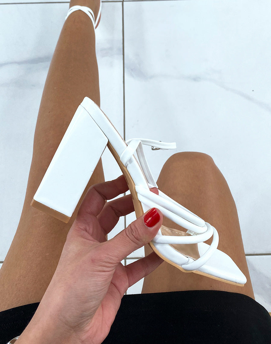 Sandales blanches à talon et lanières entrecroisées