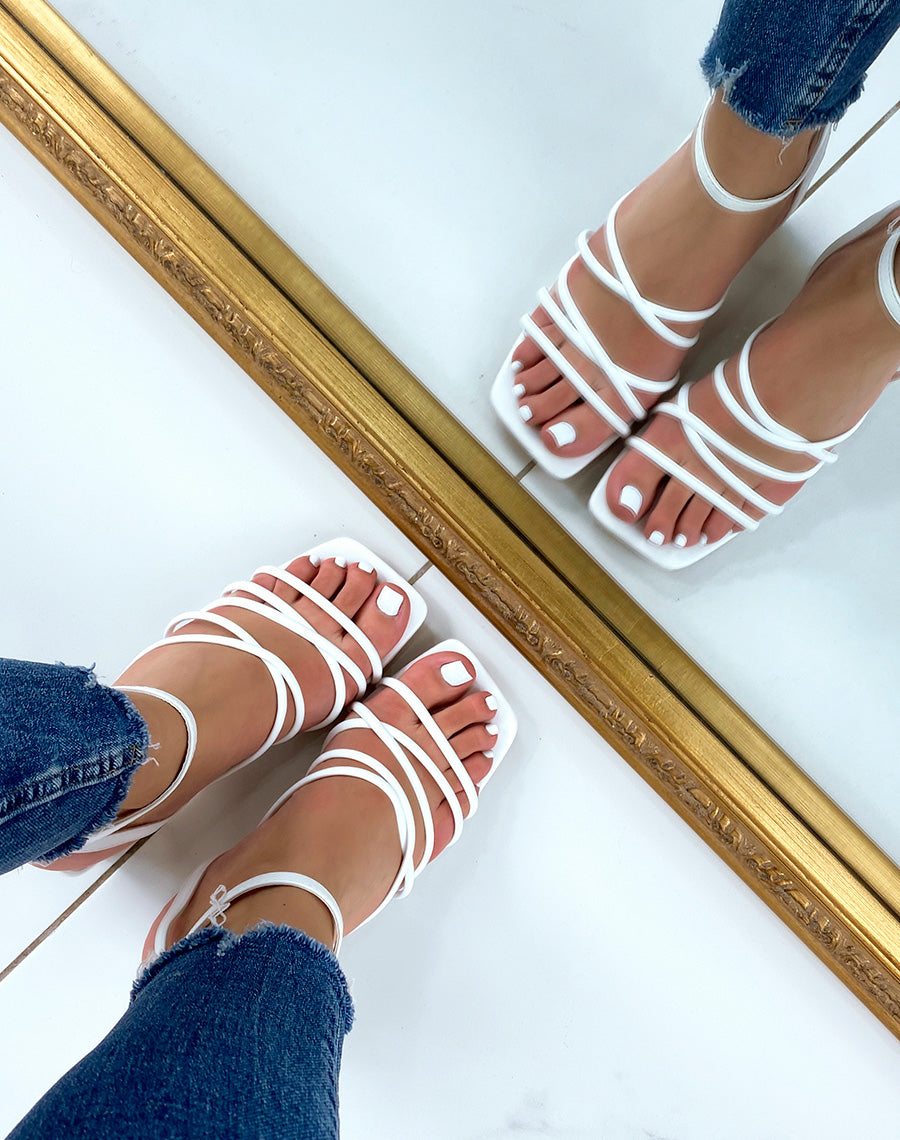 Sandales blanches à talon et multiples lanières